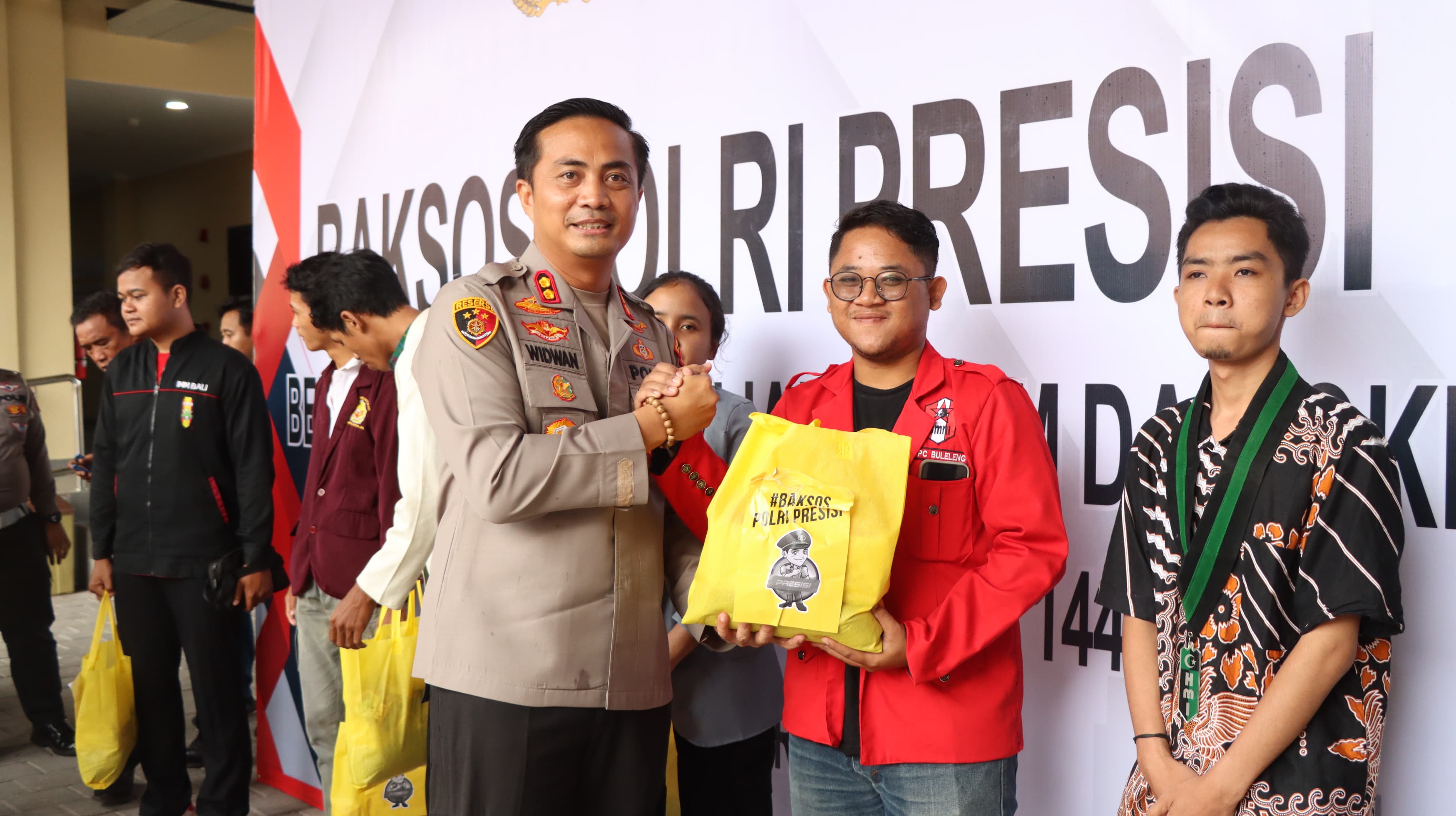 BAKTI SOSIAL: Aksi bakti sosial antara Polri dengan organisasi kemahasiswaan di Buleleng.