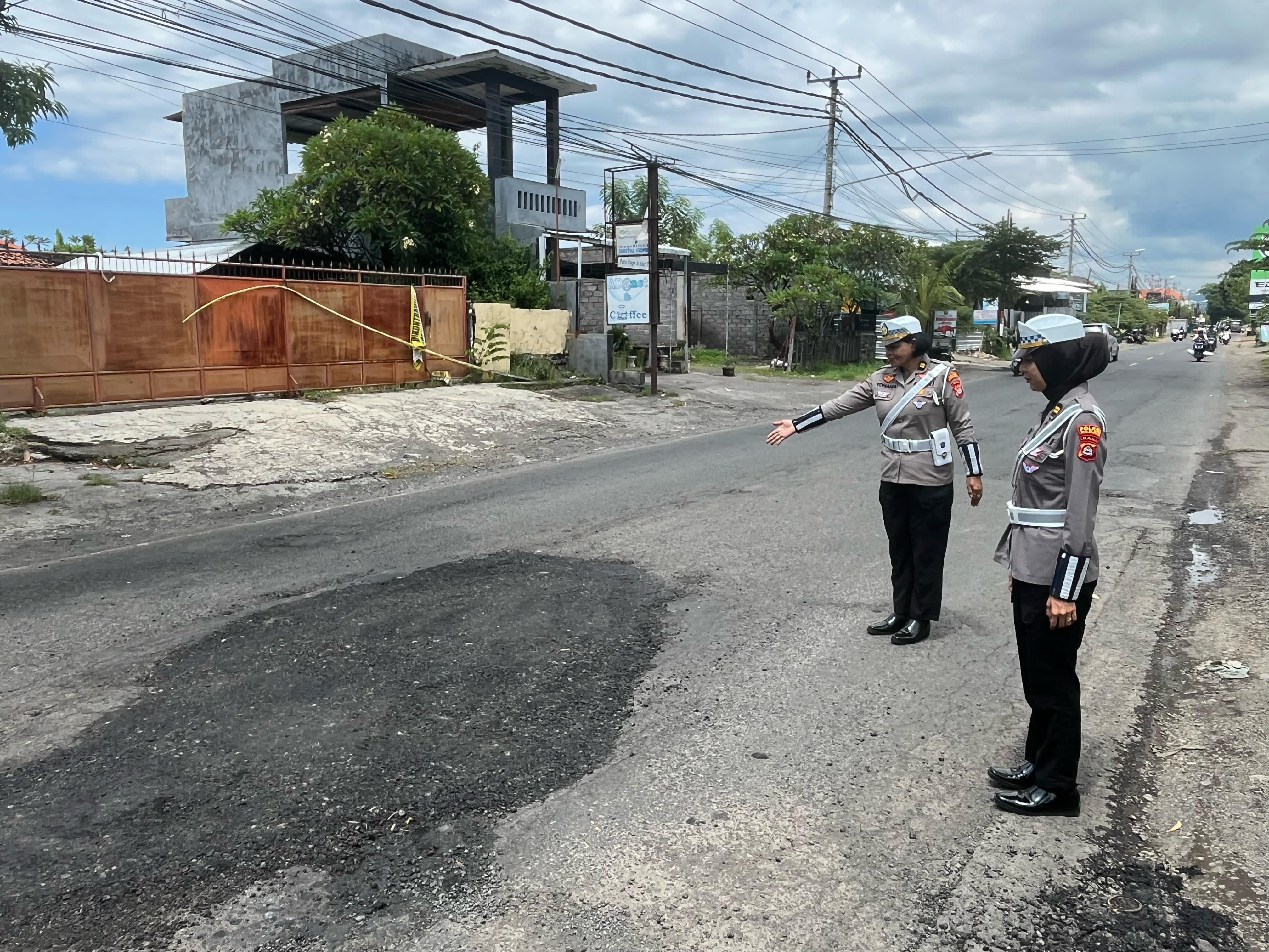 JALAN RUSAK: Kondisi jalan rusak di Seririt. Jalan itu sempat ditanami pisang pada pagi hari. Siang harinya, langsung diaspal.