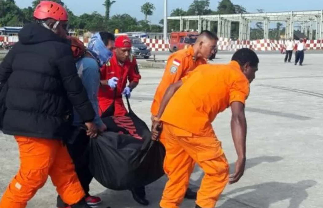 EVAKUASI: Tim SAR Mimika melakukan evakuasi korban meninggal di Puncak Cartenz. Setiap tahun, sekitar 2.000 orang mendaki gunung tersebut.