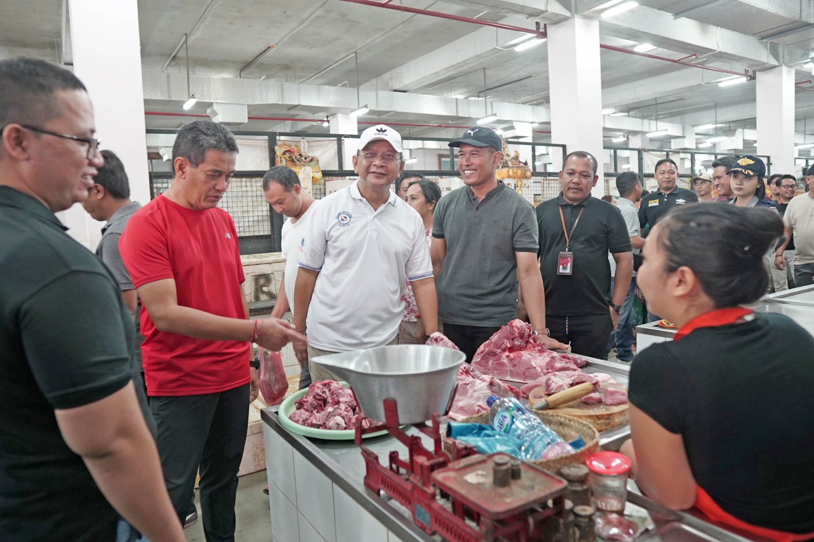 SIDAK PASAR: Bupati Buleleng, Nyoman Sutjidra (baju putih) dan Wakil Bupati Buleleng, Gede Supriatna (baju merah) saat melakukan sidak ke Pasar Banyuasri, Minggu (2/3/2025).