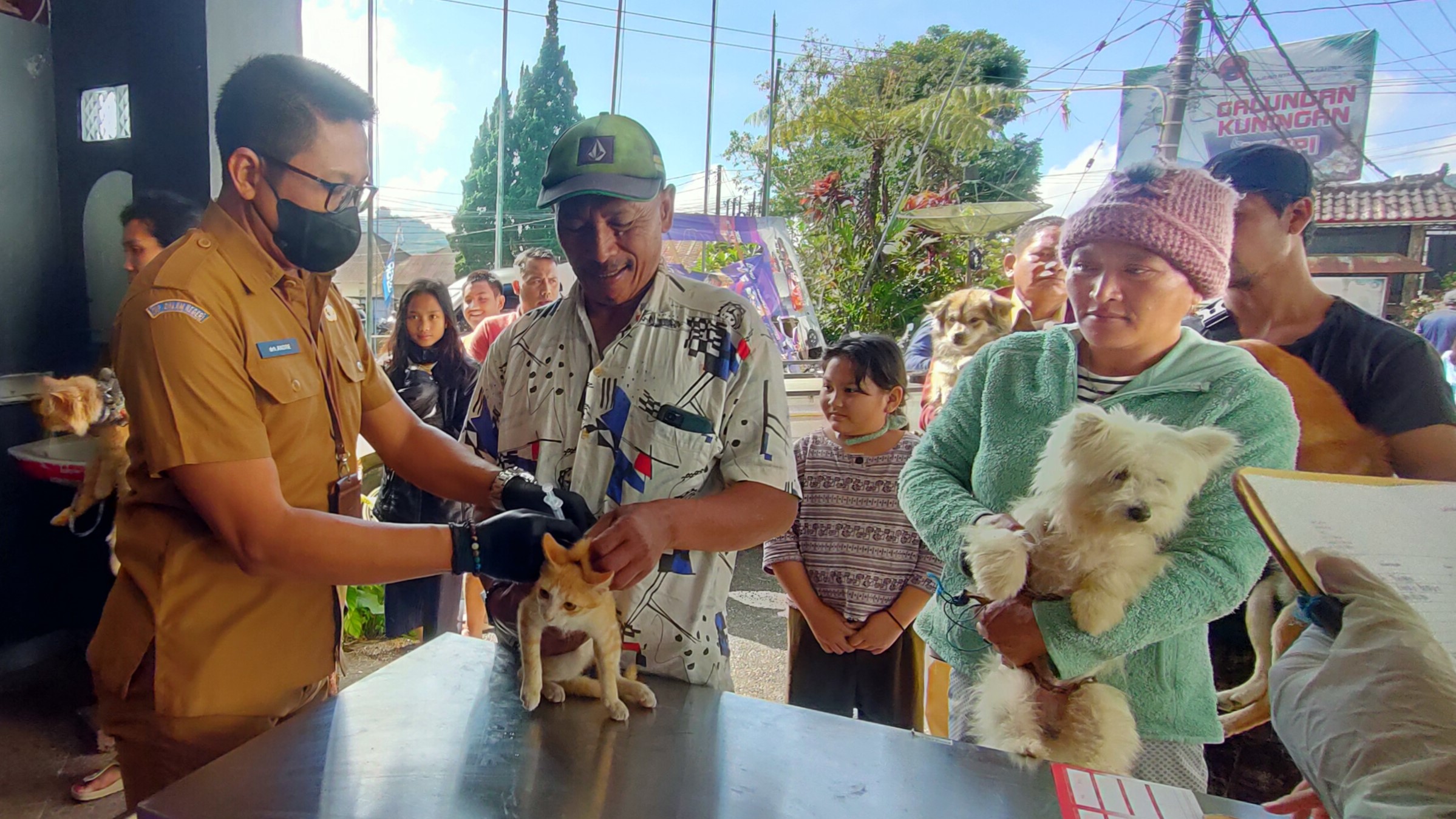 VAKSIN DULU: Proses vaksinasi hewan penular rabies berupa anjing dan kucing di Desa Pancasari. Vaksinasi digelar sebagai buntut kasus rabies yang muncul di desa tersebut.