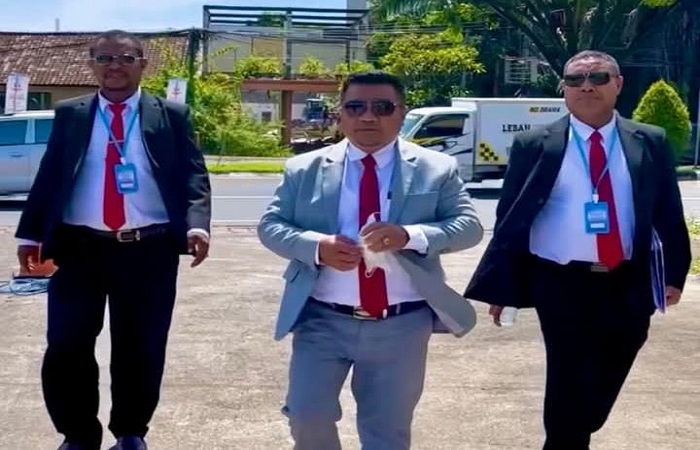 Pengacara terdakwa IGA Made Nuryani alias Bu Agung, masing-masing Yulius Benyamin Seran (tengah), Naldi Elfian Saban (kiri) dan Lourens Deru menyiapkan pembelaan untuk bisa membebaskan klien mereka.