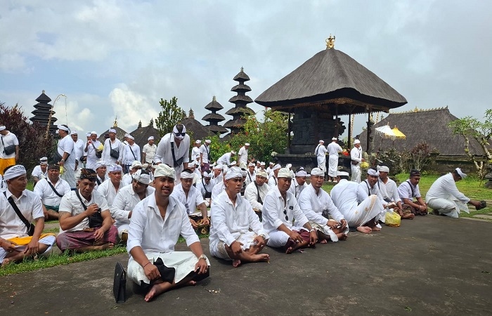 Ratusan anggota Laskar Bali Badak Agung sembahyang bersama di Pura Agung Besakih untuk memohon keselamatan dan kerahayuan dalam menjalankan tugas dan kewajiban.