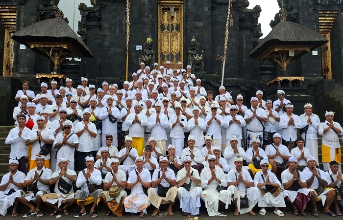 Ratusan anggota Laskar Bali Badak Agung sembahyang bersama di Pura Agung Besakih untuk memohon keselamatan dan kerahayuan dalam menjalankan tugas dan kewajiban.