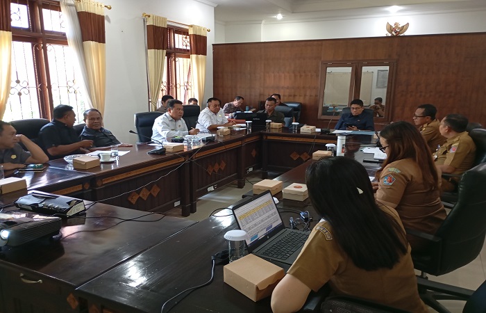 Rapat kerja antara Komisi III DPRD Buleleng dan BPKPD Buleleng mengenai pajak dan retribusi daerah. Yang disinggung juga penghapusan piutang PBB P2.
