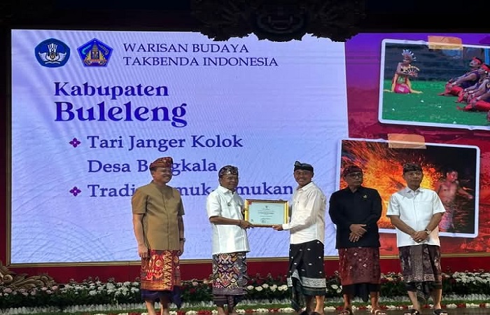 Penyerahan sertifikat WBTB Indonesia untuk Janger Kolok dan Meamuk-amukan. Kini Buleleng punya 16 tradisi dan budaya yang masuk WBTB Indonesia.