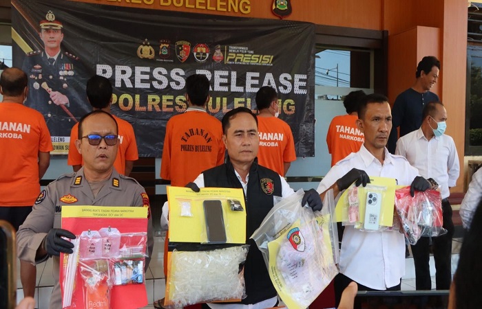 Polres Buleleng merilis napi di Lapas Singaraja yang mengotaki peredaran sabu di Buleleng. Ia memberi upah kepada perantaranya untuk menjalankan tugas.