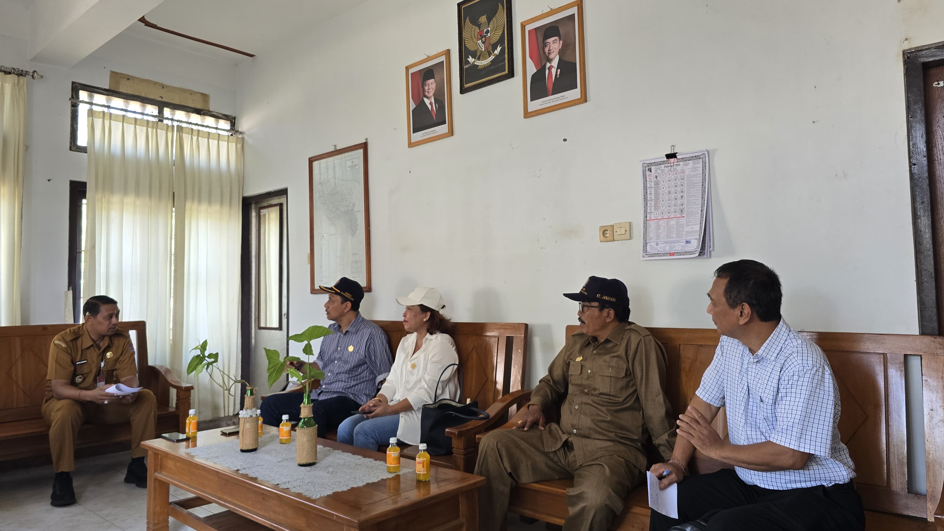 MINTA INFORMASI: Komisi II DPRD Buleleng saat melakukan kunjungan kerja ke Kecamatan Kubutambahan.