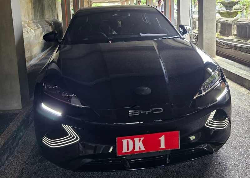 BARU: Mobil dinas dengan plat DK 1 yang digunakan Gubernur Bali, Wayan Koster.
