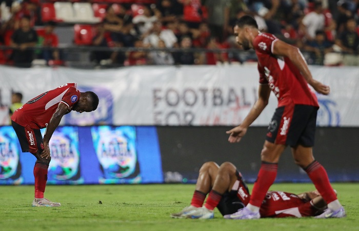 Private Mbarga (kiri) seusai wasit meniup peluit panjang berakhirnya pertandingan. Bali United bermain imbang 1-1 melawan Persita Tangerang di kandang sendiri pada Minggu (2/3) lalu.