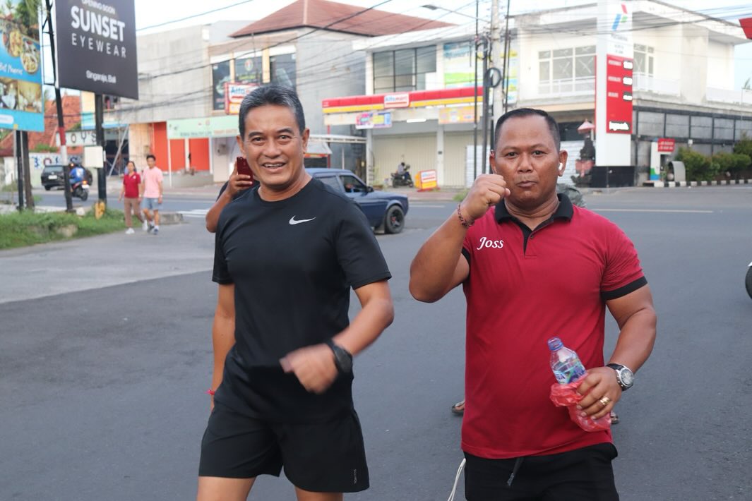 JALAN KAKI: Perbekel Rangdu, Komang Budi Adnyana (kanan) bersama Wakil Bupati Buleleng, Gede Supriatna saat melintas di Jalan Kartini.