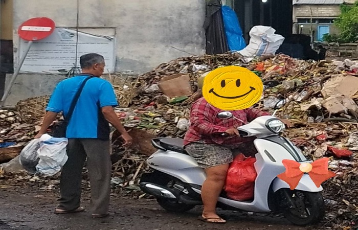 UPTD Pengelolaan Pasar Klungkung akhirnya mengambil langkah  tegas memposting tindakan oknum warga yang membuang sampah sembarangan ke dalam pasar di media sosial sebagai efek jera.