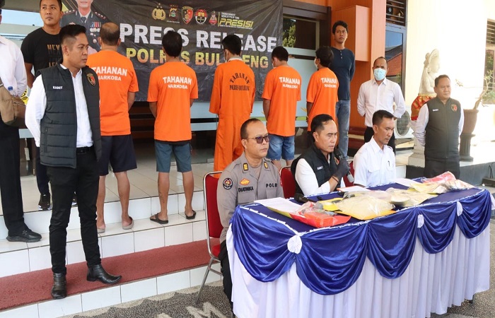 Tersangka PM di antara para tersangka narkotika lainnya. Dari PM, nama Cuke yang merupakan napi Lapas Kerobokan disebut-sebut.