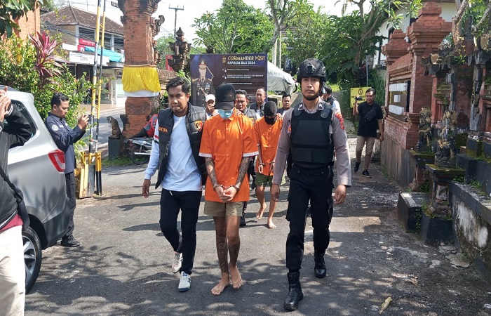 Pelaku jambret inisial LKR berjalan paling depan disusul penadah IKA dikeler petugas di Polsek Ubud.