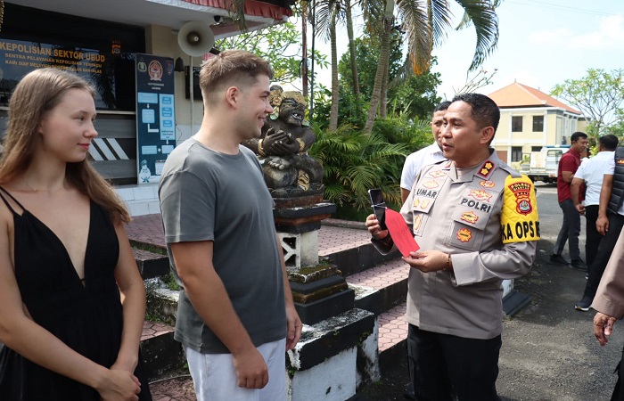 Korban Oleksandr Serdiuk secara simbolis menerima Iphone dari Kapolres AKBP Umar.