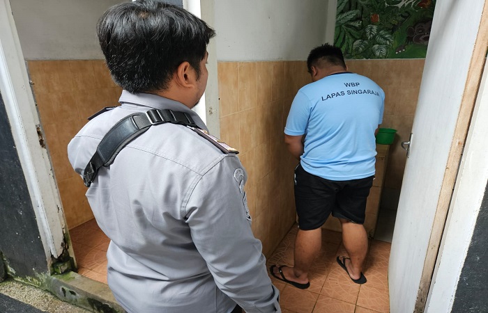 Petugas Lapas Singaraja melakukan penggeledahan dan tes urine. Ini juga buntut dari penangkapan napi Gede Widiarta yang mengotaki penjualan sabu dari dalam penjara itu.