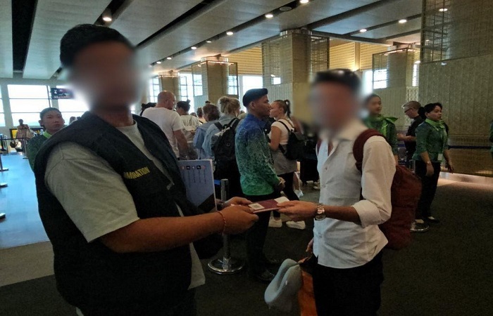 AK harus dipulangkan paksa ke negaranya, akibat overstay di Indonesia. Ini dilakukannya, karena bucin dengan istrinya. Sebab ia ingin istrinya ikut kembali ke Turki.