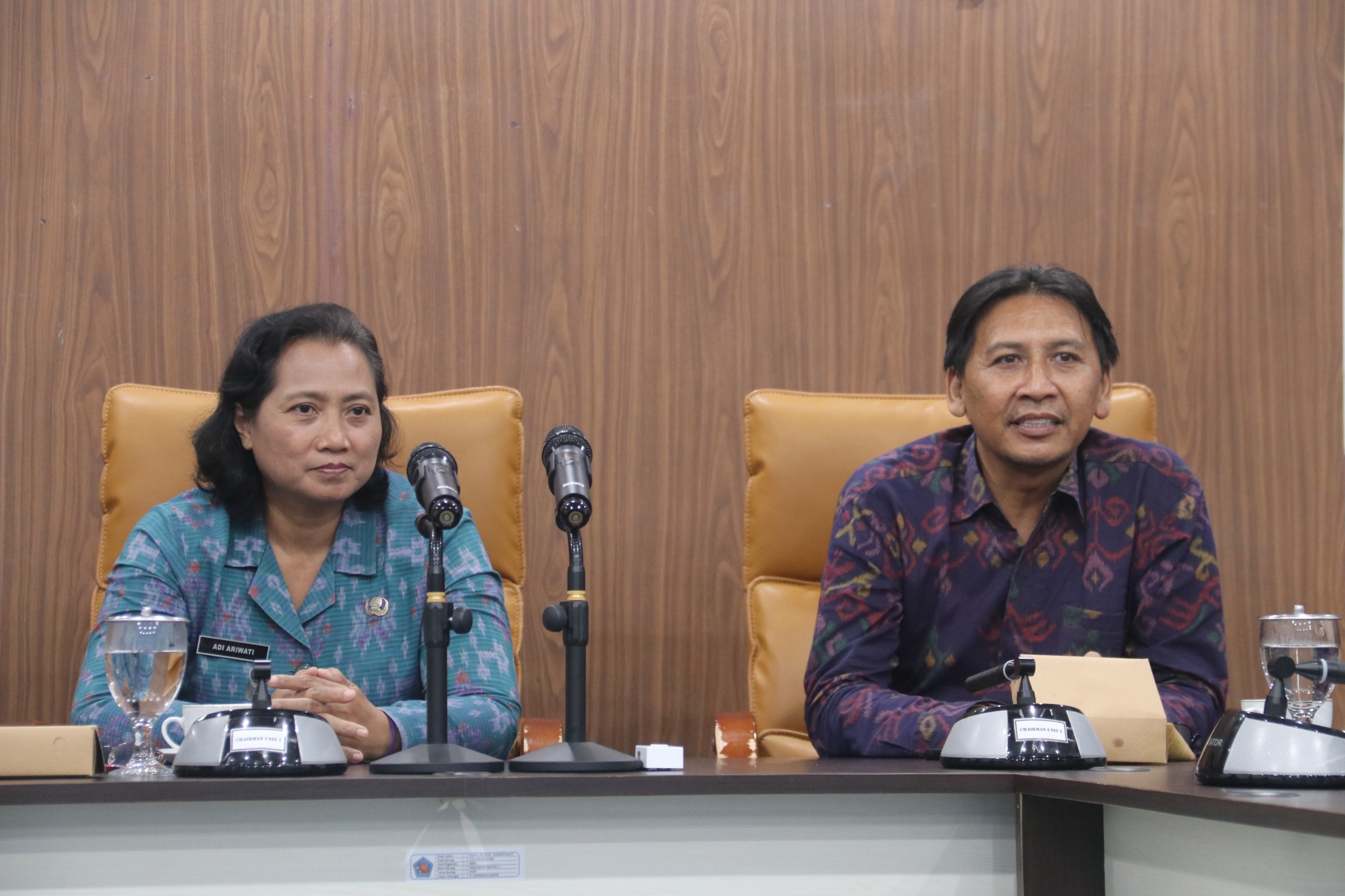 KETERBUKAAN INFORMASI: Ketua Komisi Informasi Bali, I Made Agus Wirajaya (kanan) bersama Sekretaris Dinas Kominfo Buleleng, Luh Putu Adi Ariwati (kiri).