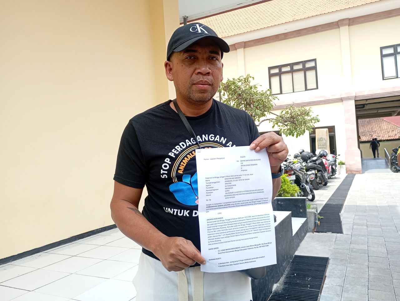 LAPOR POLISI: Founder Yayasan Animals Hope Shelter Indonesia, Christian Joshua Pale,  saat melapor ke Polres Buleleng, kemarin.