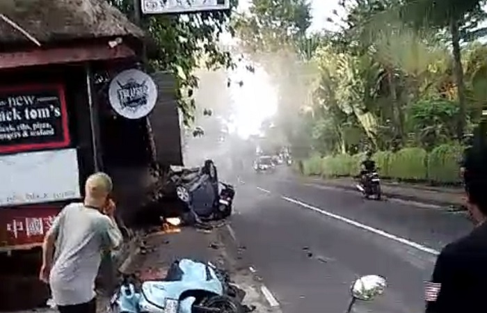 Mobil Avanza Seruduk motor dan Warung New Black Tom