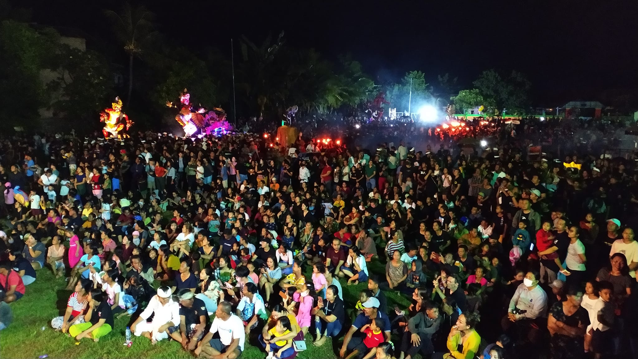 MERIAH: Antusiasme warga di Desa Panji menyaksikan parade ogoh-ogoh yang berlangsung di Lapangan Ki Barak Panji Sakti.