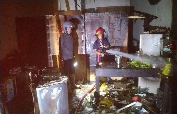 Petugas damkartan karangasem saat melwkukan pemadaman api yang melahap bangunan ruko di pasar karangsokong, kelurahan subagan pada Rabu malam (5/3) lalu.