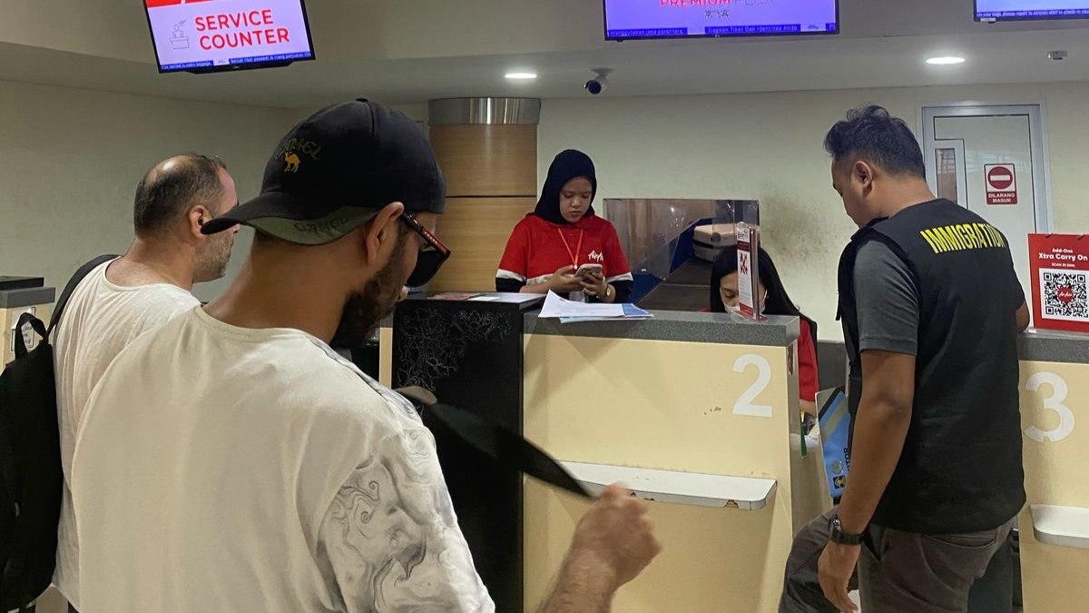 DEPORTASI: Petugas Imigrasi saat melakukan deportasi terhadap dua orang WNA asal Turki.
