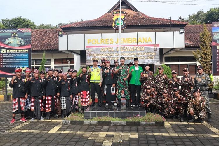 TNI AD membuka pendaftaran menjadi prajurit. Tampak, Banser, Pecalang, TNI dan Polri usai apel kesiapan pasukan dalam rangka pengamanan rangkaian Hari Suci Nyepi dan Idul Fitri.