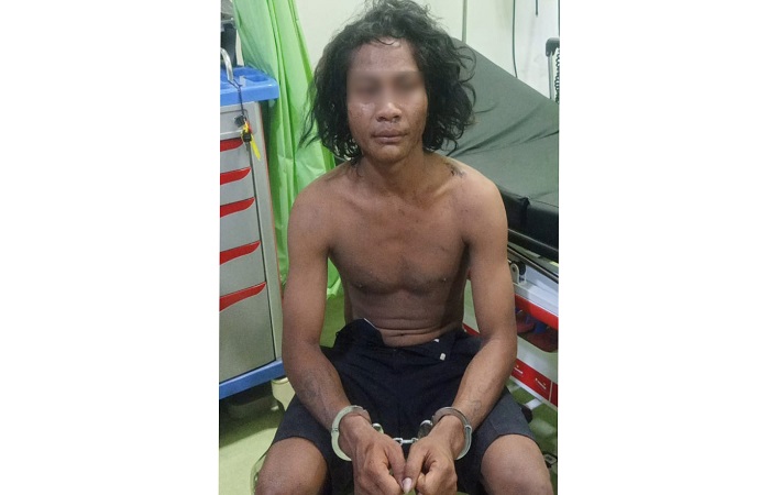 Tersangka Fianus Dendungar, 25, diamankan tanpa mengenakan baju. Dia ditangkap polisi dan warga karena berusaha mencuri motor.