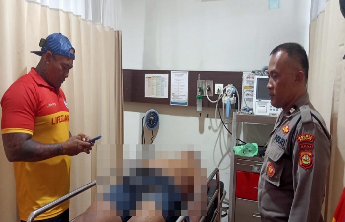 Tim Inafis periksa jenazah IMRS, 60, di ruangan jenazah RS. Pensiunan Polri berinisial IMRS, 60, ini ditemukan tewas di pantai Berawa depan Finns Beach Club.