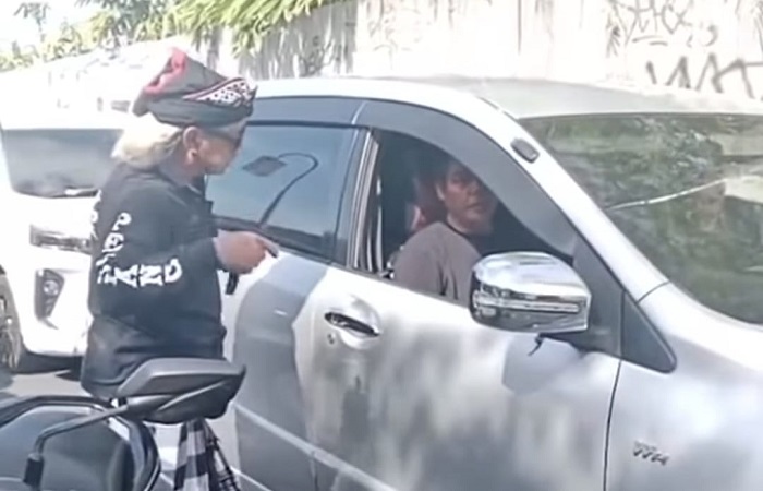 Seorang pecalang terlibat adu mulut dengan oknum sopir yang mengakibatkan kemacetan parah.