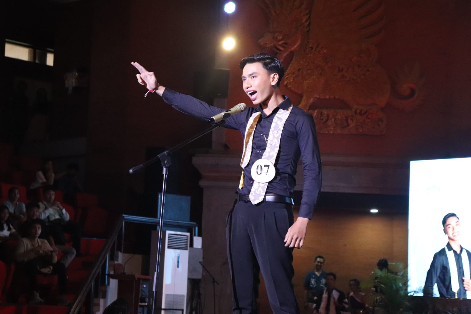 JEGEG BAGUS: Penampilan peserta seleksi Jegeg Bagus Buleleng 2025. Mereka melakukan seleksi lewat ajang Preliminary Show.