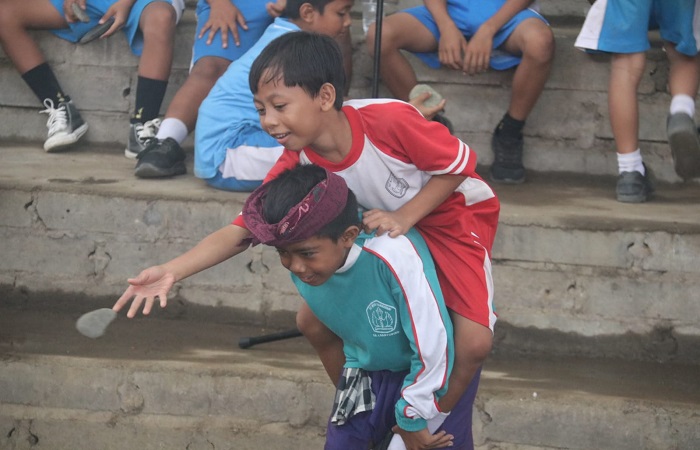 Metempeng Gandong merupakan permainan tradisional yang sering dimainkan oleh remaja dan anak-anak di areal pura.