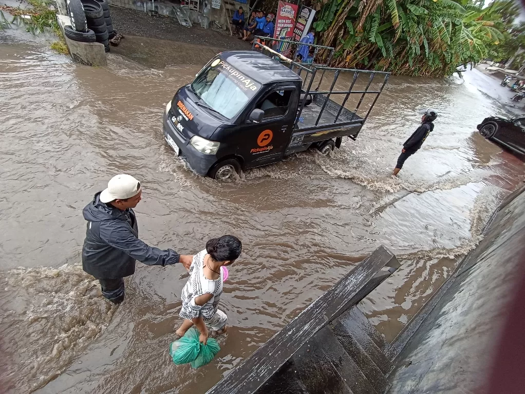 BANJIR: Kondisi ketika terjadi banjir di kawasan jalan Gunung Salak dan Dinas PUPR Denpasar akan melakukan antisipasi banjir.