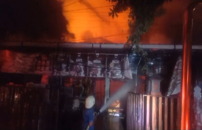 Petugas damkar memadamkan api yang membakar rumah warga Lingkungan Ketapang, Kelurahan Lelateng, Kecamatan Negara.