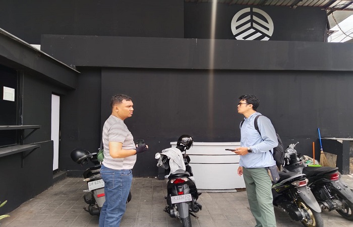 Komang Widiartawan alias Omang, 30, mengaku menajdi korban pengeroyokan 10 orang. Tampak polisi mendatangi TKP Cafe Triple Three Bar Society di Jalan Tukad Barito Timur No. 97, Panjer.