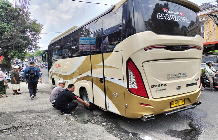 Bus Marcedes Benz DK 7889 AI yang dikemudikan I Gede Fajar Nusantara, 29, menabrak pemotor di Tabanan hingga tewas di TKP.