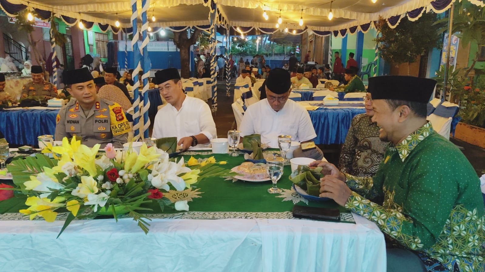 BUKA PUASA BERSAMA: Wakil Bupati Buleleng, Gede Supriatna (dua dari kiri) saat acara buka puasa bersama dengan pengurus Muhammadiyah Buleleng.