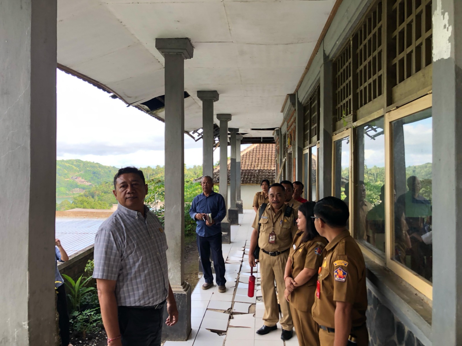 PERLU PEREMAJAAN: Ketua Komisi IV DPRD Buleleng, Nyoman Sukarmen (kiri) saat mengunjungi salah satu sekolah di Desa Busungbiu.