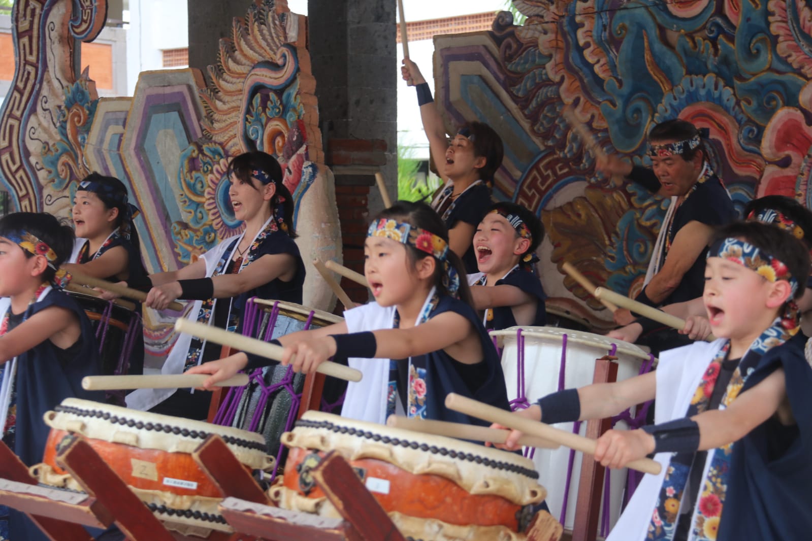 KERJASAMA BUDAYA: Sejumlah siswa asal Jepang memainkan alat musik tabuh di aula FBS Undiksha.