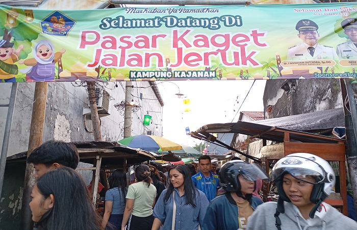 Suasana dari luar Pasar Kaget Jalan Jeruk. Lokasi ini menjadi favorit berburu takjil di Kota Singaraja.
