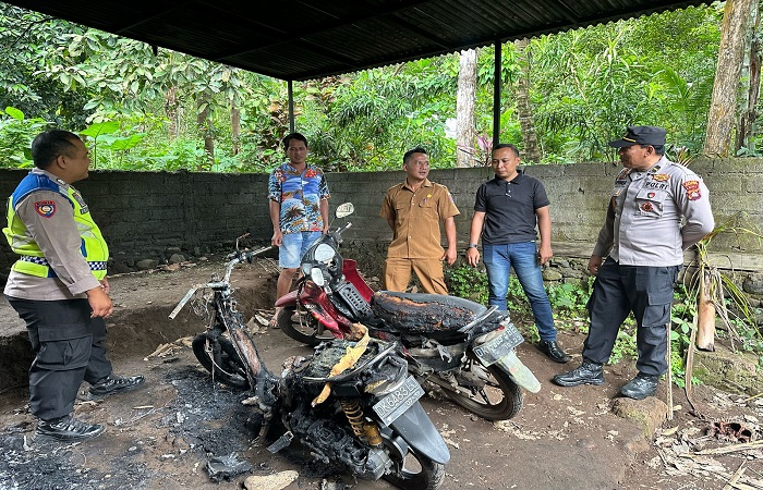 Polisi melakukan olah TKP di lokasi terbakarnya tiga sepeda motor di Banjar Dinas Antapura, Desa Tejakula, Kecamatan Tejakula, Kabupaten Buleleng. Dugaan awal, kebakaran terjadi karena korsleting.