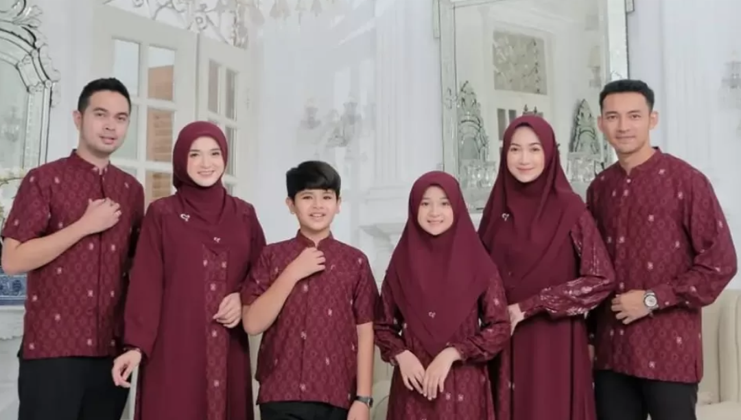 PENGGANTI SAGE - Setelah sage dan shimmer, burgundy akan menjadi warna tren baju lebaran tahun ini