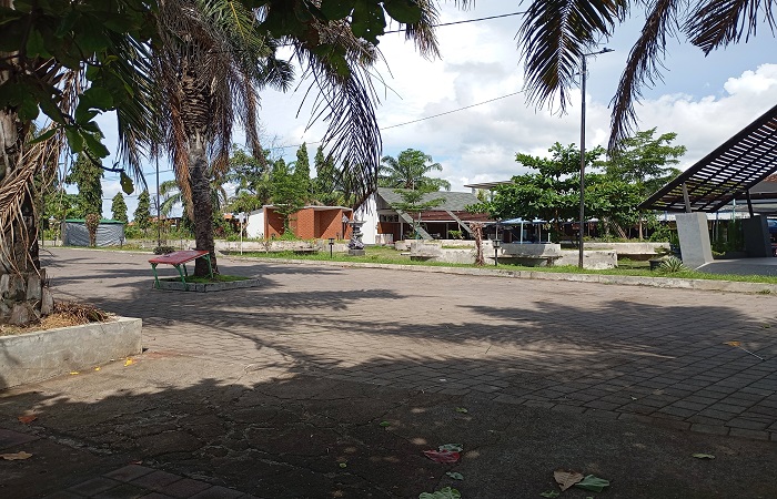 Situasi di Plaza Kuliner Penimbangan yang terlihat sepi dari pantauan Jawa Pos Radar Bali. Para pedagang meminta agar lokasi mereka dipindahkan ke depan.