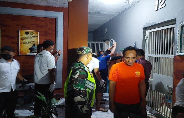 Petugas gabungan melakukan pemeriksaan dan tes urine acak kepada warga binaan Lapas Singaraja.