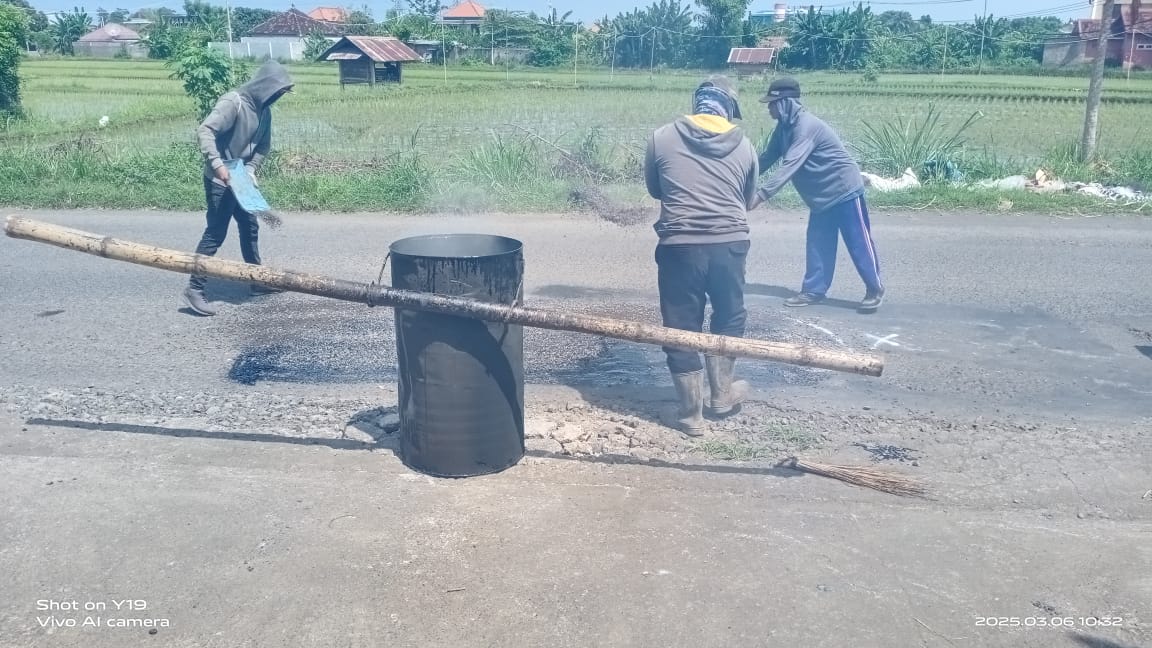 JALAN RUSAK: Proses perbaikan jalan rusak yang dilakukan Dinas PUTR Buleleng.