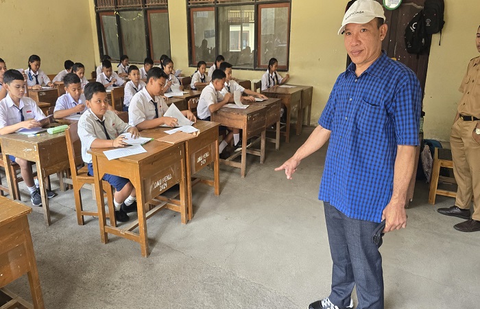 Anggota Komisi IV DPRD Buleleng, Nyoman Meliun meninjau kondisi SMPN Satap 1 Sawan. Pihaknya akan membawa data kondisi sekolah ke dalam rapat dewan.