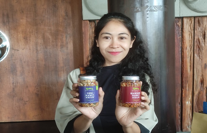 Anita Yuliana bersama produk bawang goreng miliknya.