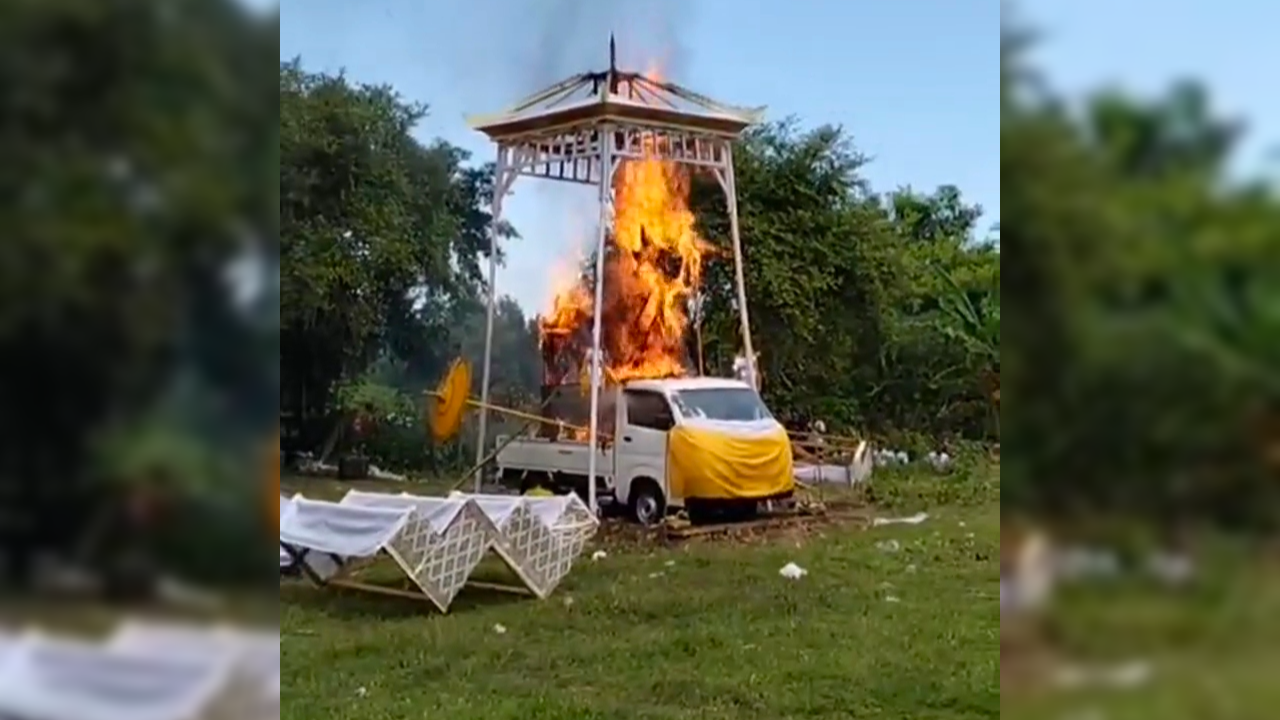 IKUT DIBAKAR: Salah satu mobil pick  up berwarna putih yang ikut dibakar dalam sebuah upacara ngaben di Bali.