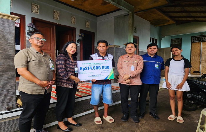 Suami Nurhayati, Komang Suwinten menerima santunan dari BP Jamsostek. Dana yang diberikan berupa santunan dan beasiswa pendidikan.